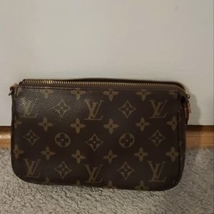 Fake LV CLUTCH